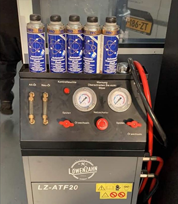 Het spoelapparaat voor automaatbakken in de werkplaats