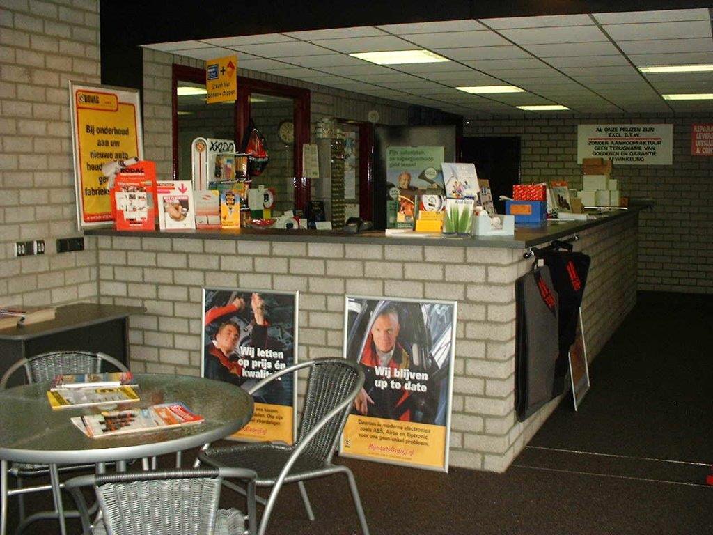 De balie en de wachthoek van ATC-Autoservice