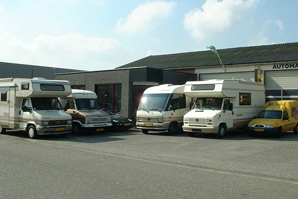 Campers en een bestelauto op het terrein voor het pand van ATC
