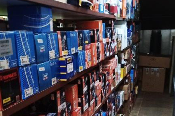 Magazijnstelling met dozen onderdelen van onder meer SKF en Nipparts