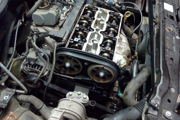 Open motor met distributieriem en nokkenassen