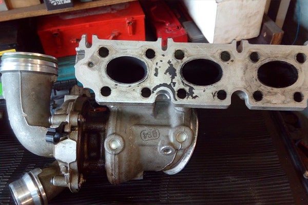 Een turbo met spruitstuk op de werkbank